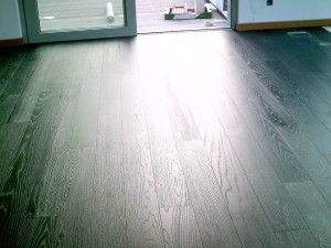 Fertigparkett als dunkle Holzdielen